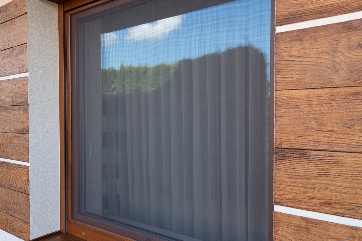 Moskitiera ramkowa na okno pozwala na swobodne wietrzenie pomieszczeń w czasie wiosny i lata.